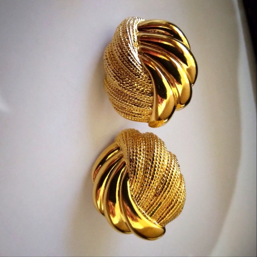 Napier gold tone screw back earrings